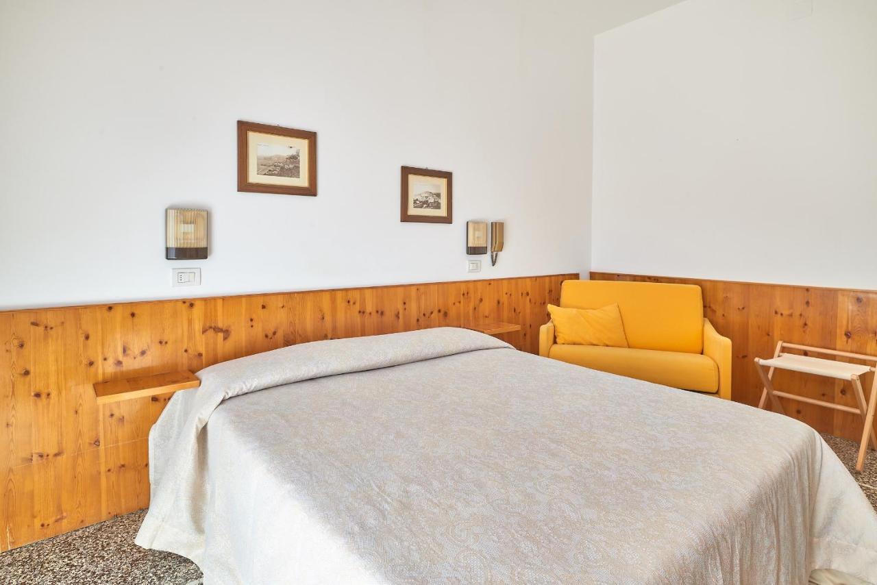 Albergo Natalina ฟีนาเลลีกูเร ภายนอก รูปภาพ